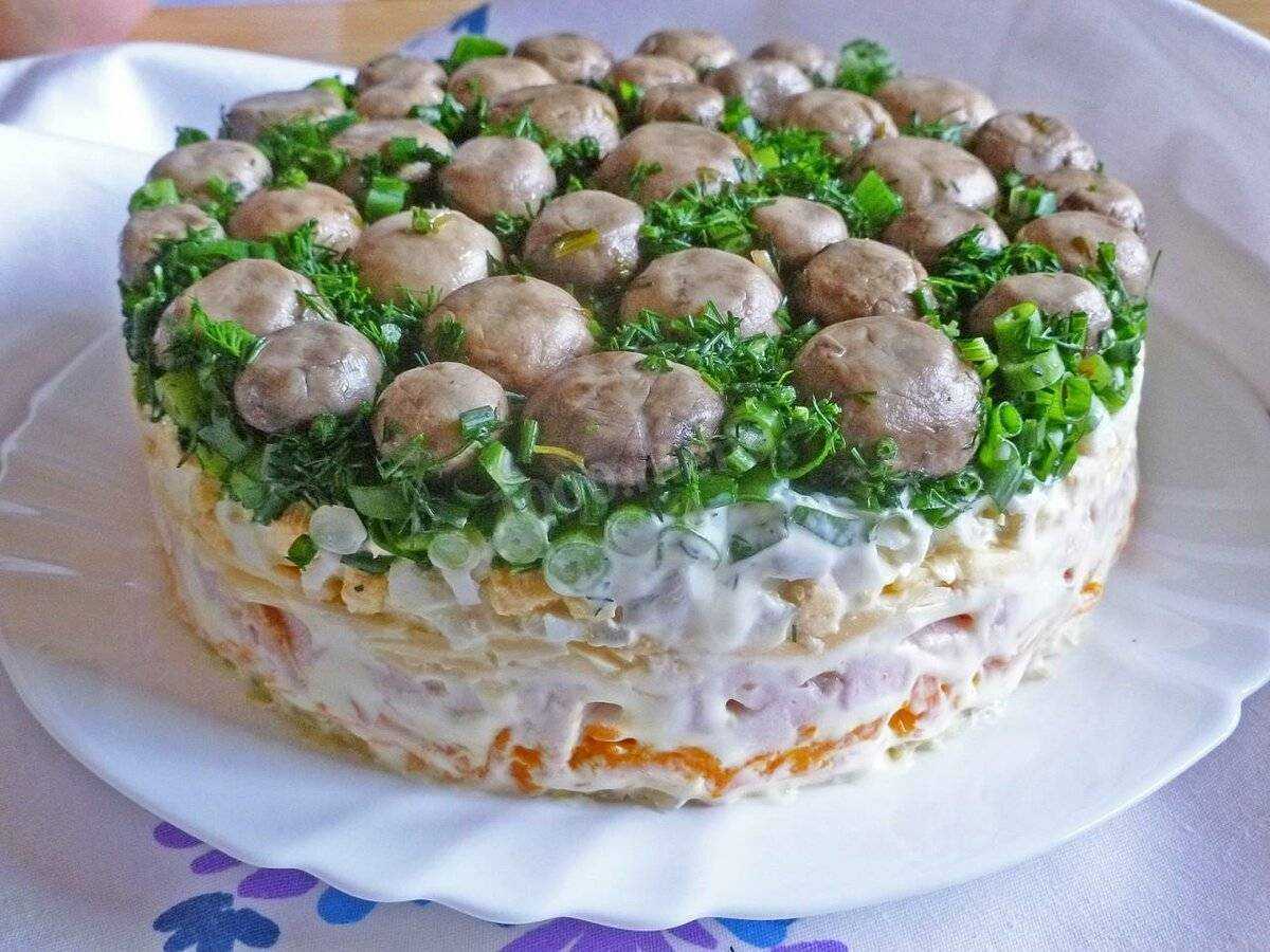 Салат с маринованными шампиньонами и курицей, ветчиной, сыром – 8 интересных рецептов