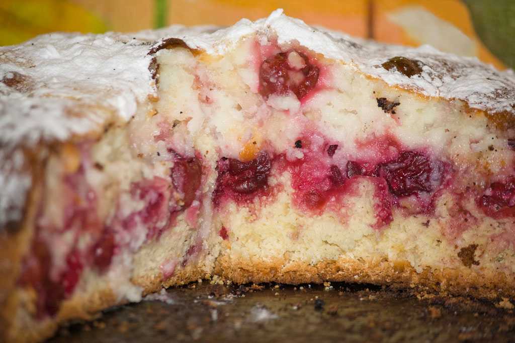 Песочный пирог с творогом и вишней – пошаговый фото рецепт