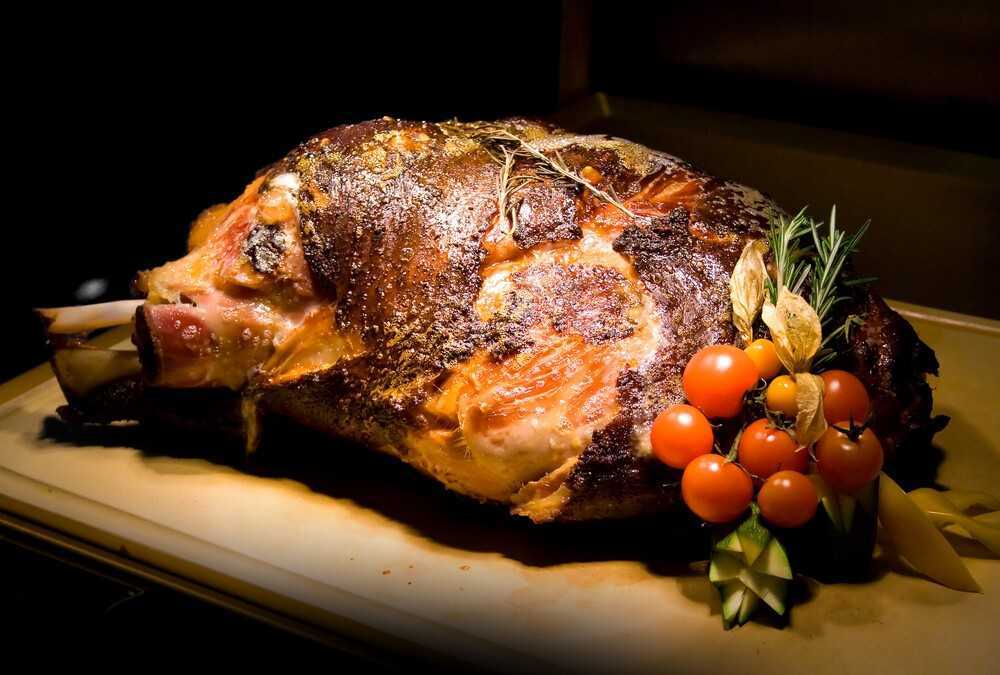 Свиной окорок, запеченный в духовке - 10 вкусных рецептов