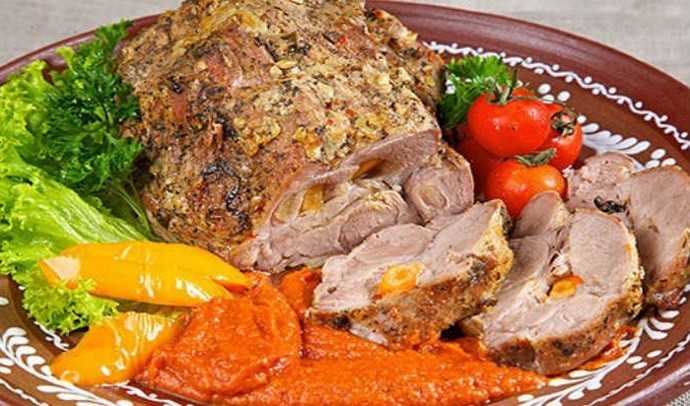 Свинина в духовке — 7 вкусных рецептов сочной и мягкой свинины