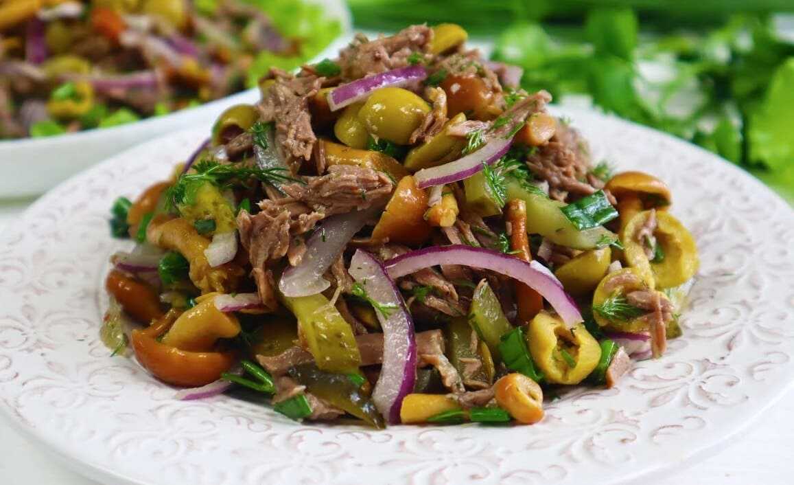 Салат с маринованными огурцами - вкусные рецепты