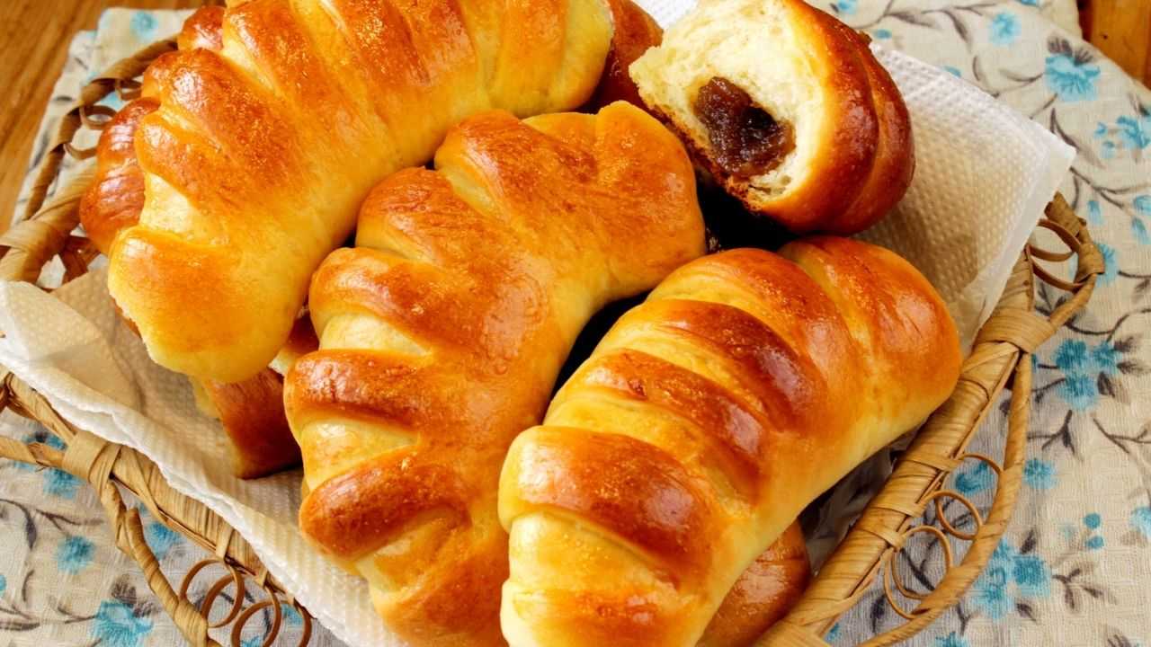 Рассказываем, как красиво скрутить дрожжевое тесто для булочек — лучшие формы на любой вкус