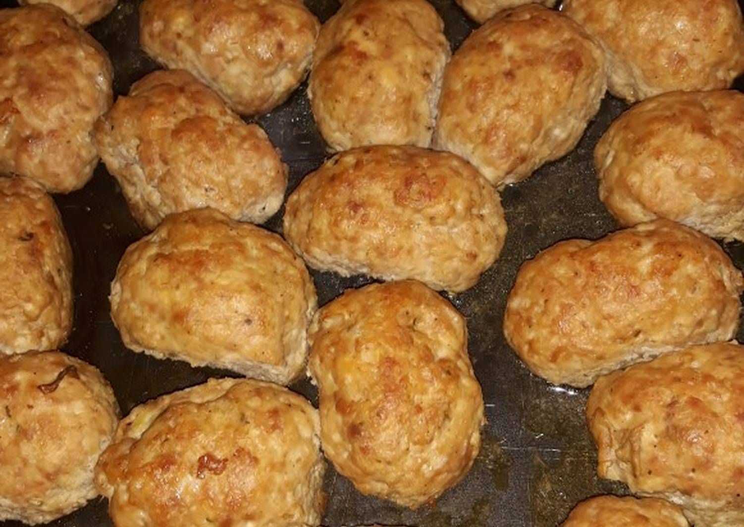 Котлеты со смешанного фарша, в данном случае из свинины и курятины – отличный способ получить вкусное лакомство для всей семьи Они получаются очень румяные и пышные Мясо отлично дополняет друг друга – диетическое куриное мясо придает легкости блюду, а сви