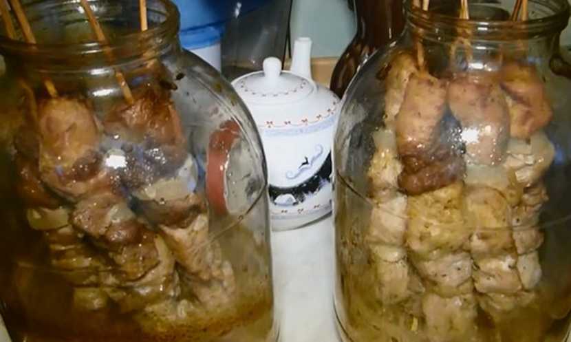 Шашлык в духовке в банке готовится очень легко, а получается невероятно сочным и вкусным Для приготовления мы используем трехлитровую банку, а мясо и маринад могут быть, по сути, любыми