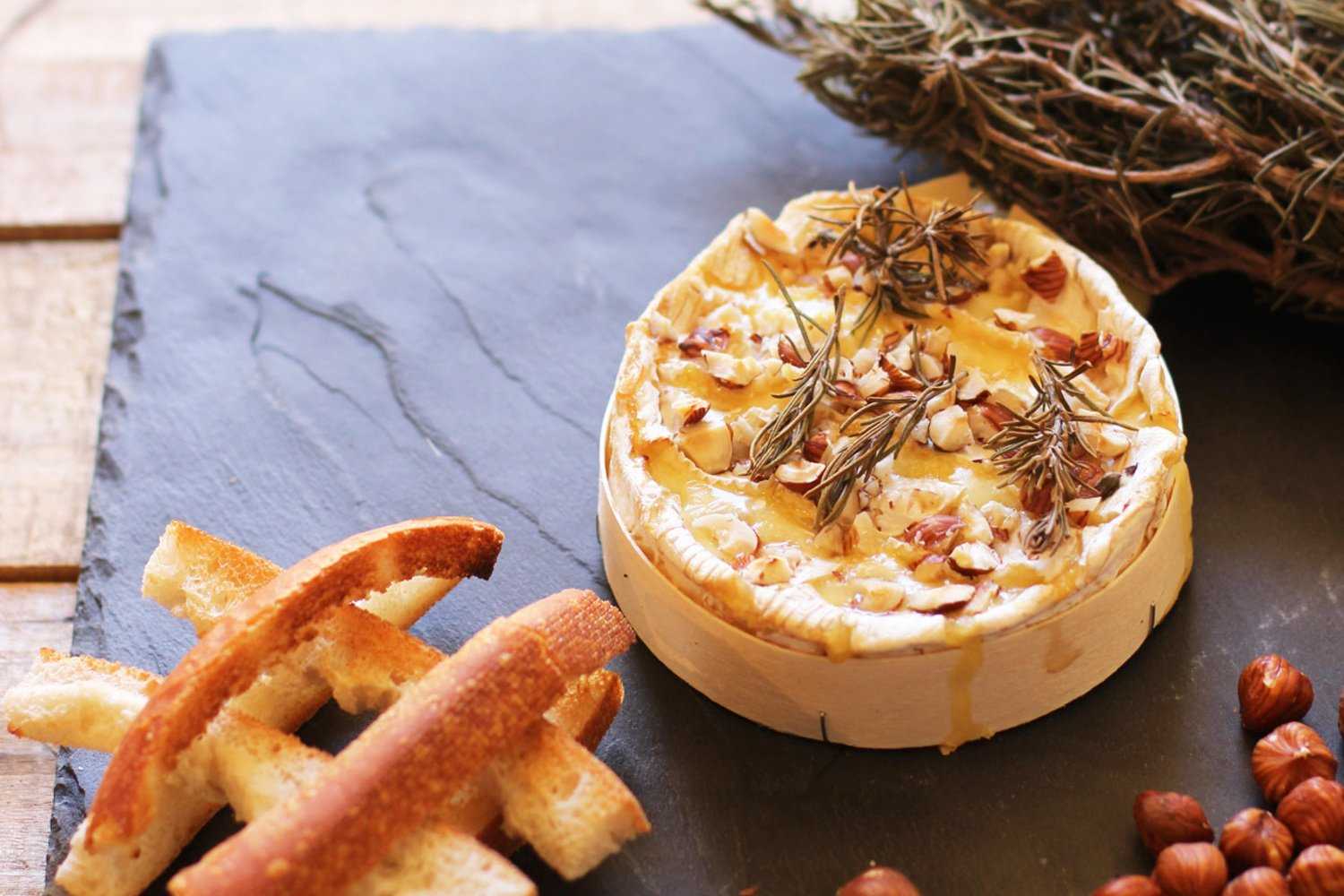 Жареный камамбер с ягодным соусом (fried camembert with berry sauce) простой и быстрый десерт: жареный сыр камамбер и любимые ягоды