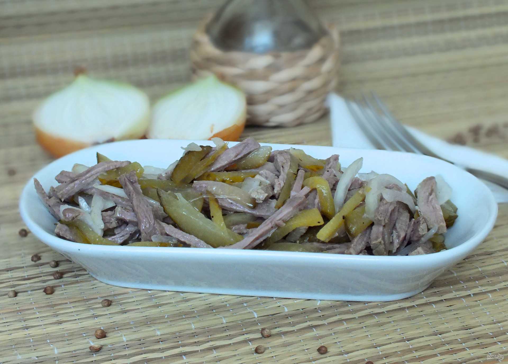 Салат с маринованными огурцами