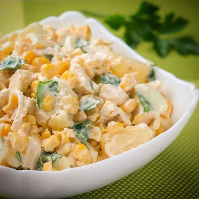 Салат с копченой курицей и ананасом — 6 очень вкусных рецептов
