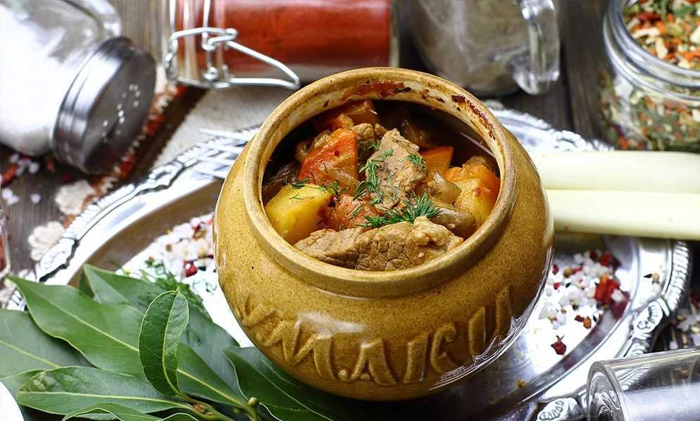 Мясо в горшочках с картошкой