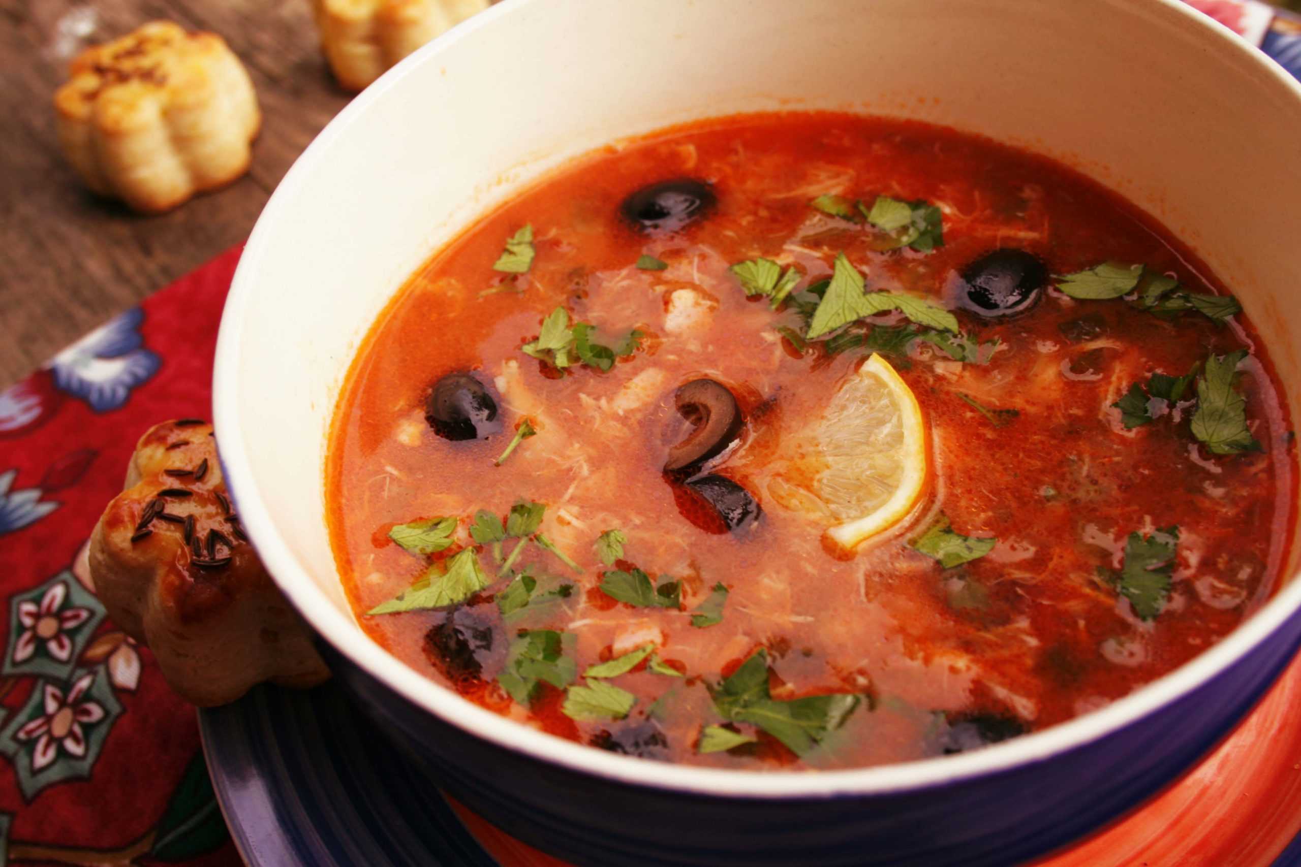 Солянка, очень вкусные рецепты с колбасой и солеными огурцами