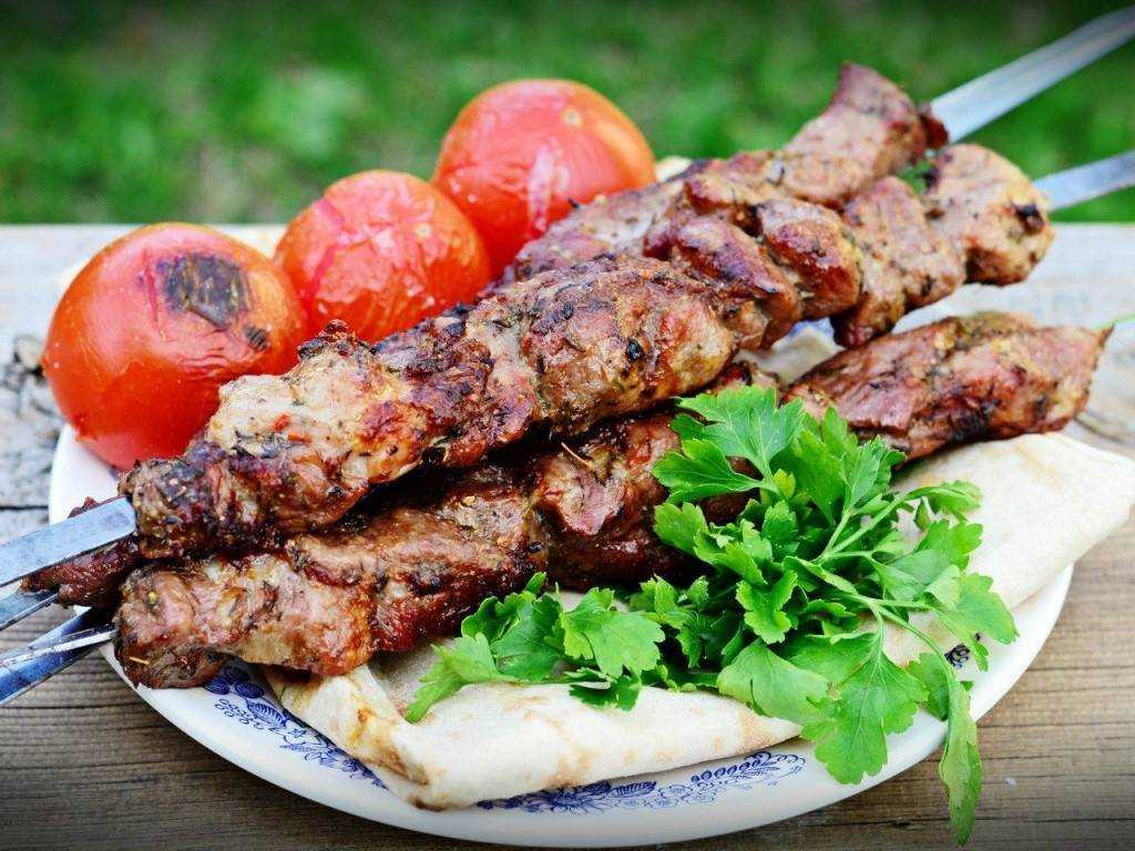 Шашлык из свинины: топ-8 самых вкусных маринадов для шашлыка из свинины, чтобы мясо было мягким и сочным — тортомарафон