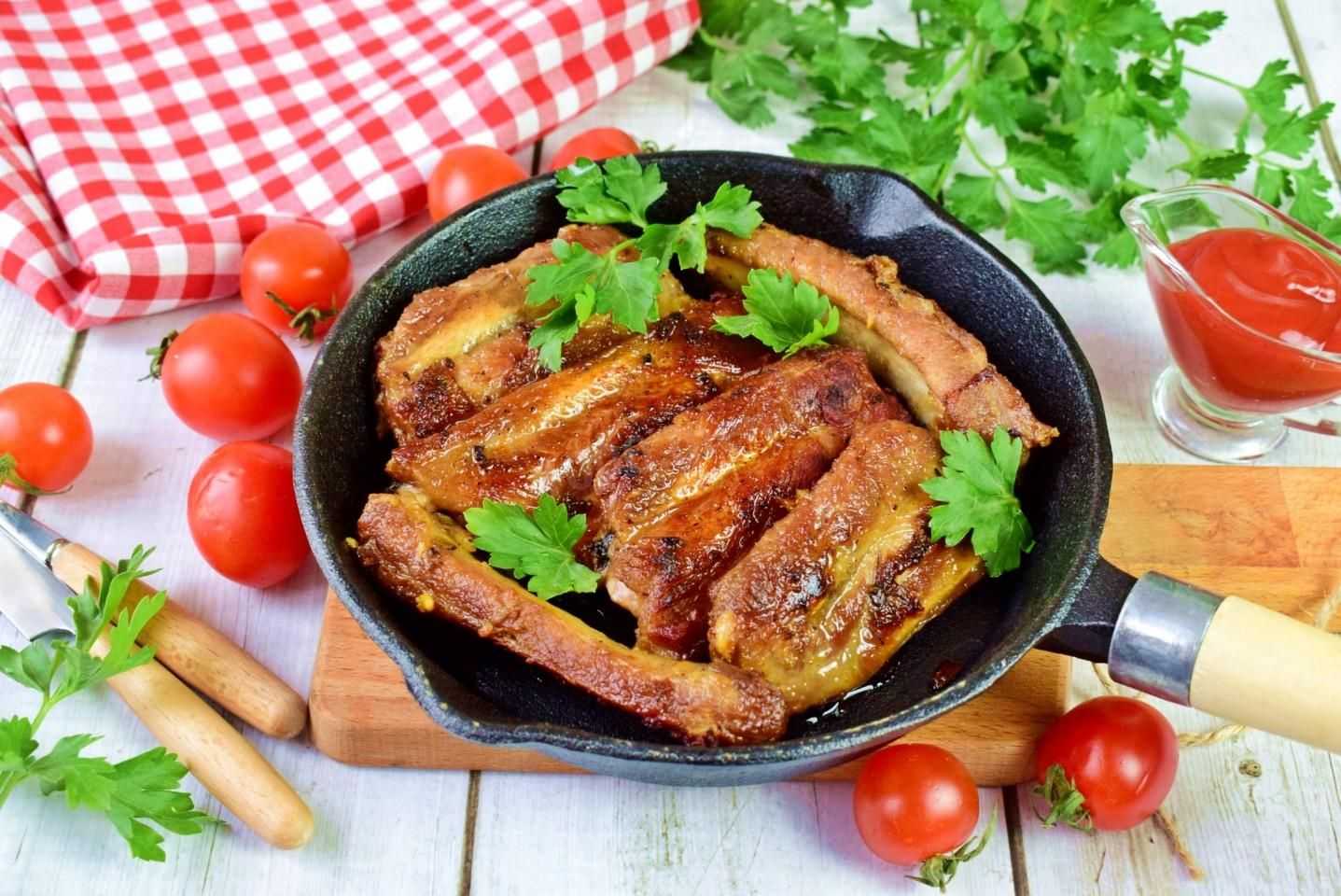 Все гениальное - просто Если вы тоже считаете, что нет на свете ничего вкуснее, чем простые свиные ребрышки жареные с луком, то вы выбрали правильный рецепт, так как сегодня мы приготовим именно их