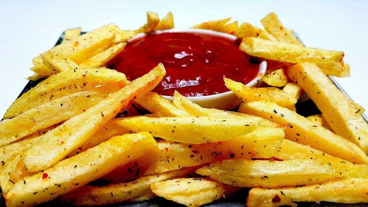 Известный шеф-повар раскрыл секрет хрустящей картошки фри: замачивание в воде и двойное обжаривание