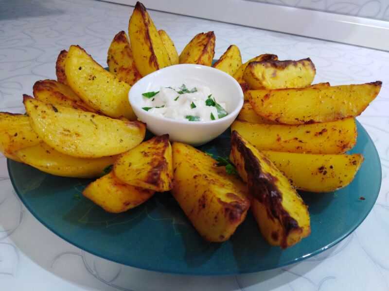 Как приготовить курицу с картошкой в духовке - 15 самых вкусных рецептов
