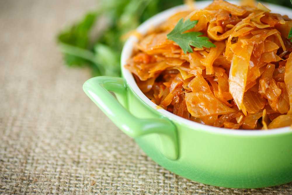 Как вкусно потушить квашеную капусту на сковороде, рецепт