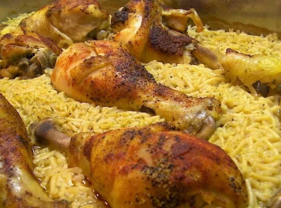 Куриные ножки с рисом и овощами в духовке