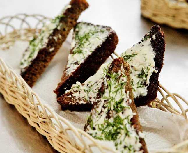 Сухарики из хлеба в духовке с чесноком и специями, 2 самых вкусных рецепта с фото - wowcook.net