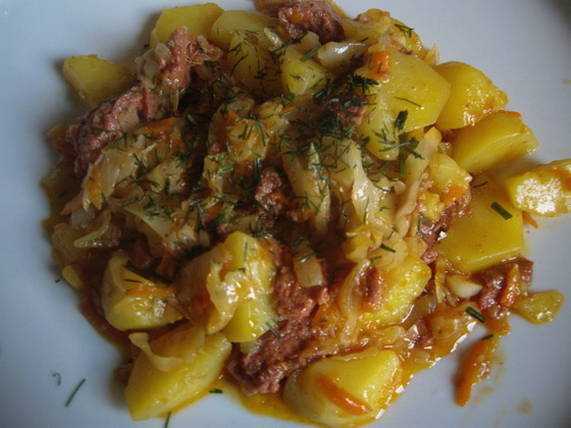 Тушеная картошка с тушенкой
