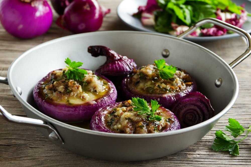 Как приготовить вкусный печеный лук: 3 рецепта в духовке
