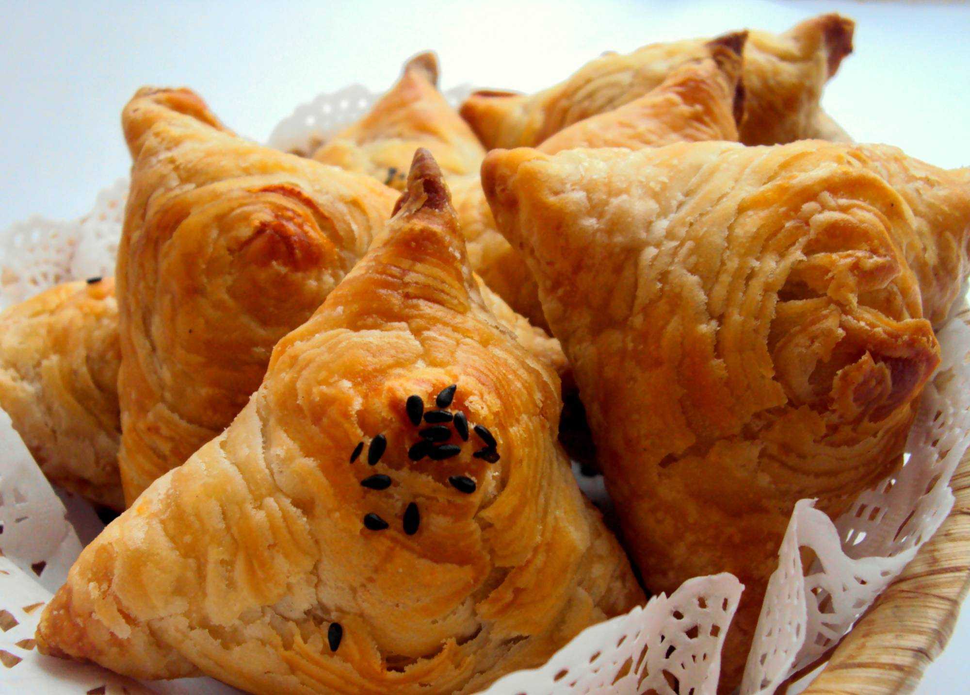 Как приготовить самсу из слоёного теста с мясной начинкой