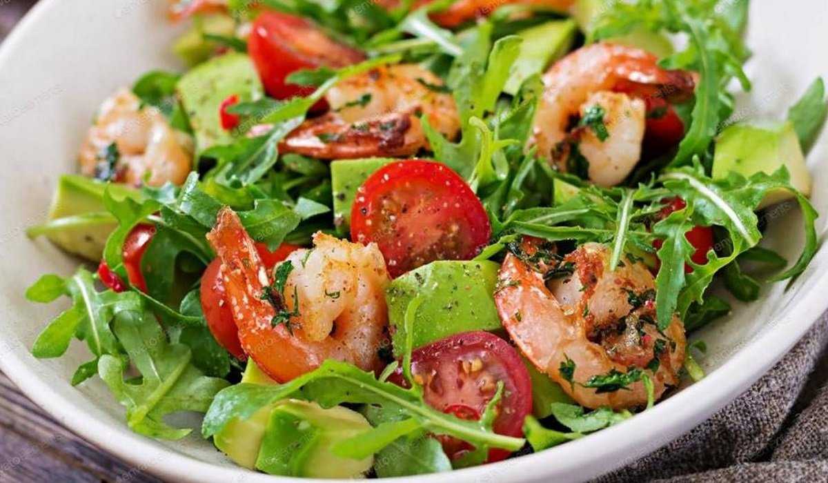 Рецепт: салат с креветками и рукколой