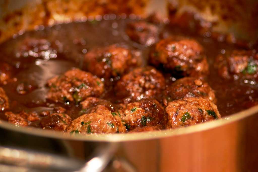 Тефтели с рисом и фаршем с подливкой — 7 вкусных рецептов в кастрюле