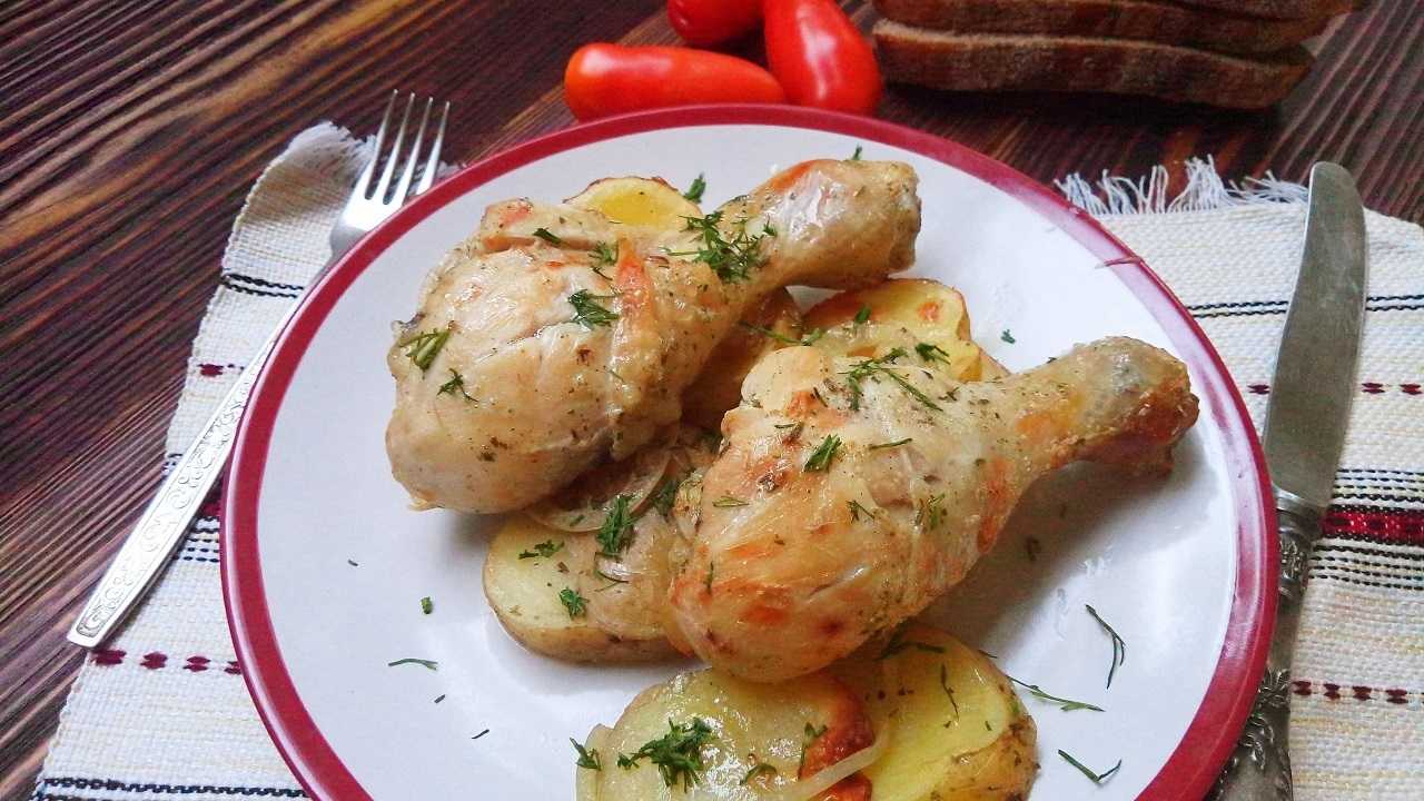 Голень куриная запеченная с картошкой в духовке