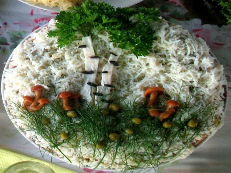 Салат "берёзка" с куриным филе и черносливом