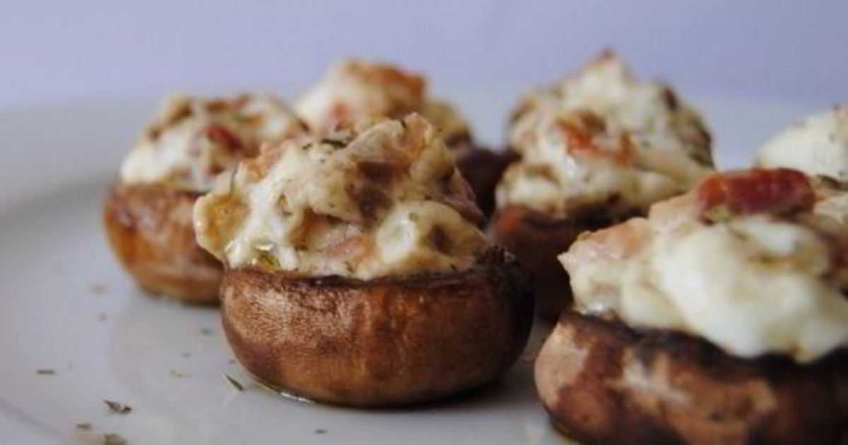 Шампиньоны, фаршированные беконом