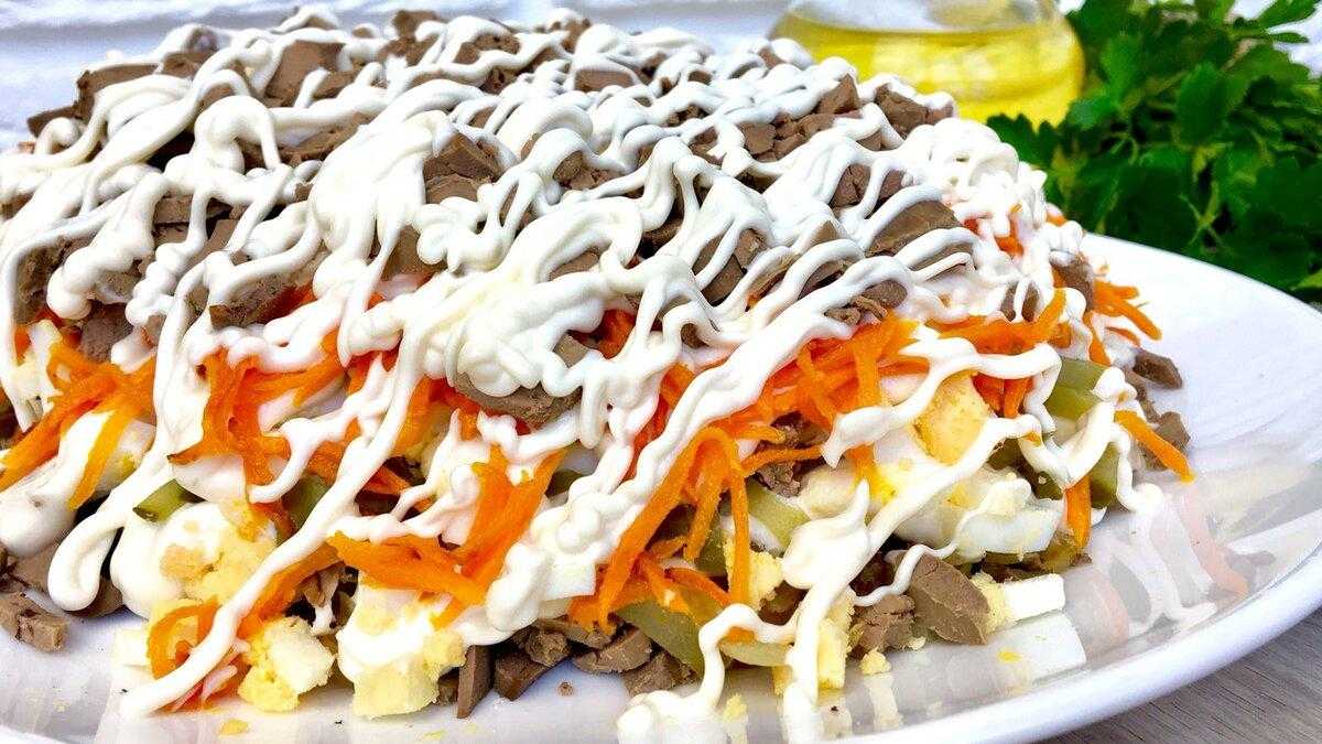 Вкусный салат из куриной печени и фасоли