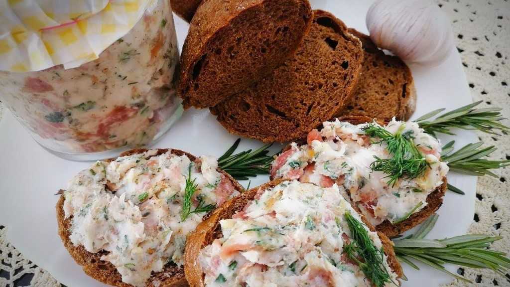 Сало, перекрученное с чесноком через мясорубку по-украински: рецепт. сало сырое, крученое через мясорубку с чесноком и зеленью, укропом, перцем, солью, специями для намазки на бутерброд: рецепт