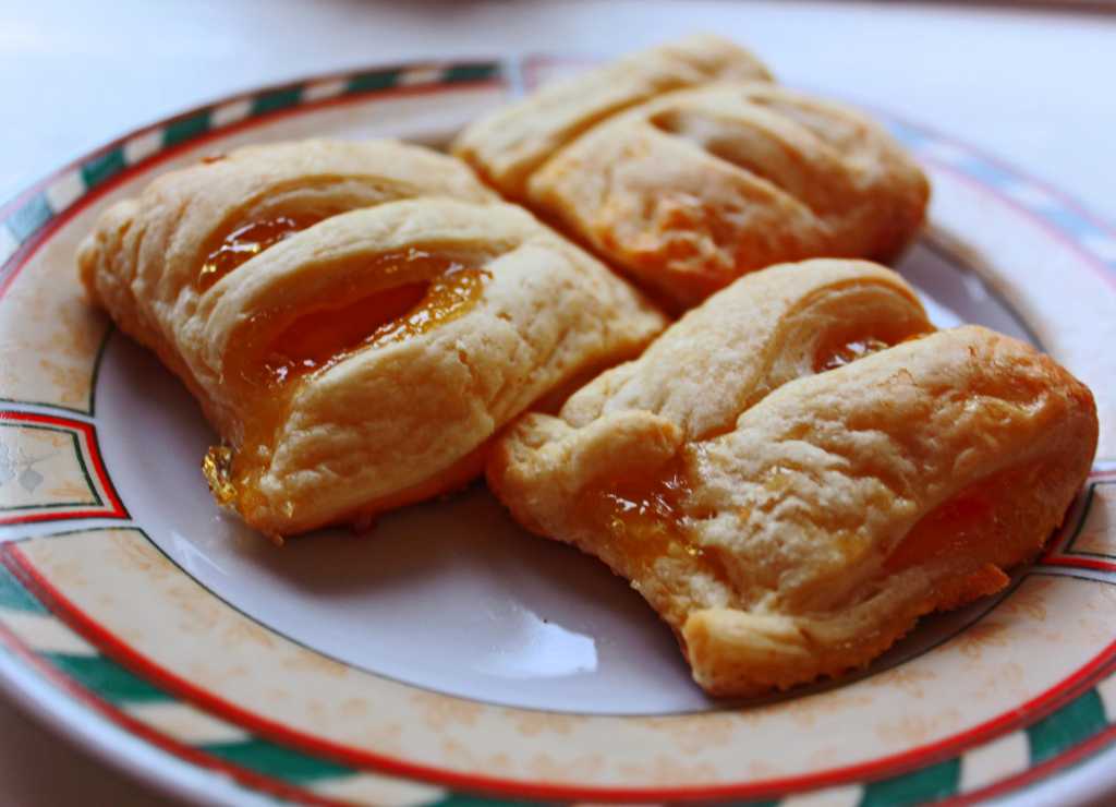 Что можно приготовить из слоёного дрожжевого теста быстро вкусно: сладости в духовке