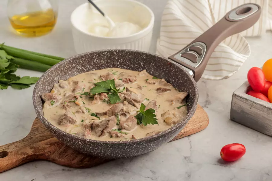 Куриная печень в сметане - 12 быстрых и вкусных рецептов