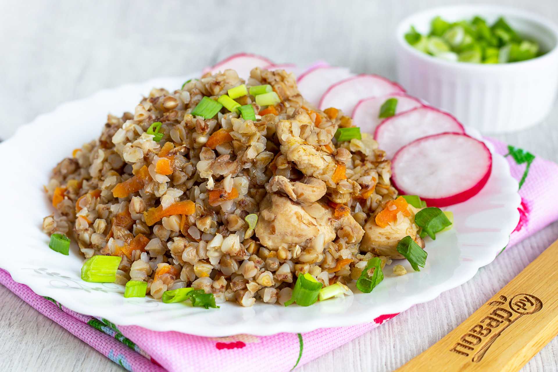 Гречка по-купечески с курицей на сковороде, с куриной грудкой