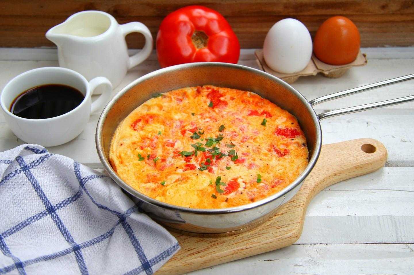 Омлет с помидорами и луком на сковороде: рецепт с фото