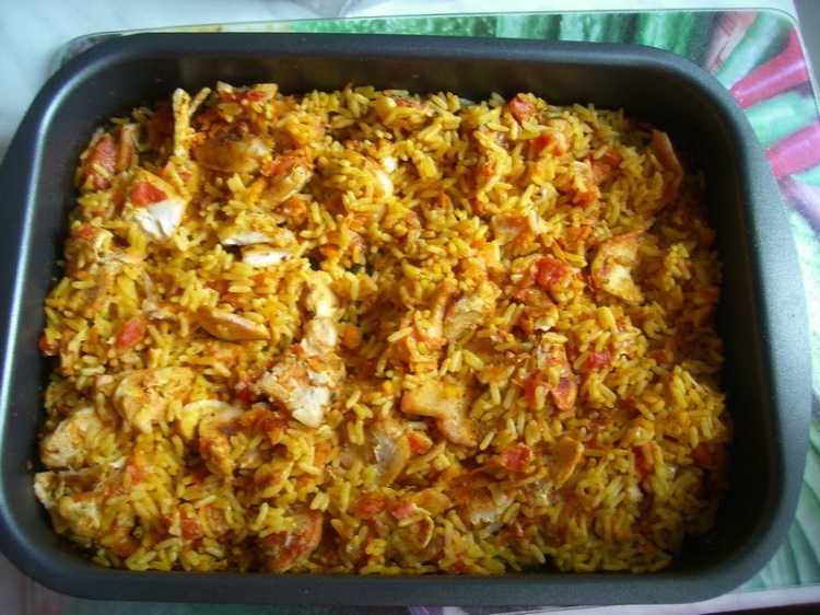 Курица с рисом в духовке, приготовленная на противне, в рукаве, под фольгой, в горшочках