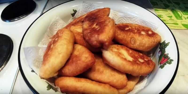 Пирожки с капустой жареные на сковороде и запеченные в духовке, рецепты с фото