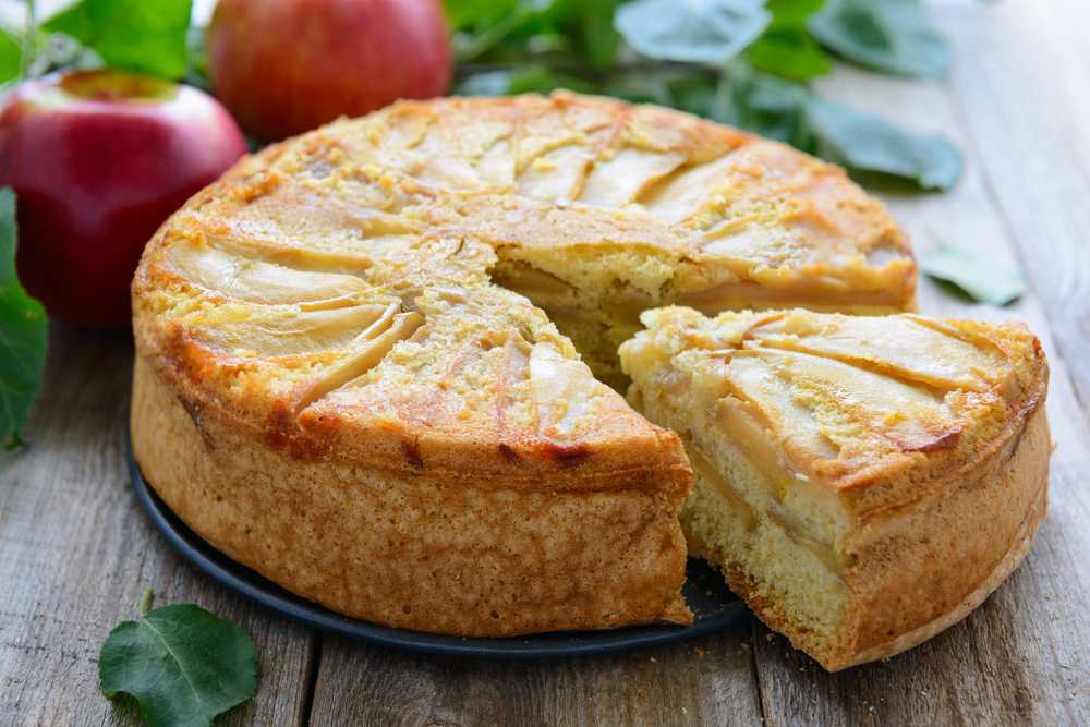 Шарлотка с яблоками в духовке, 5 простых рецептов.