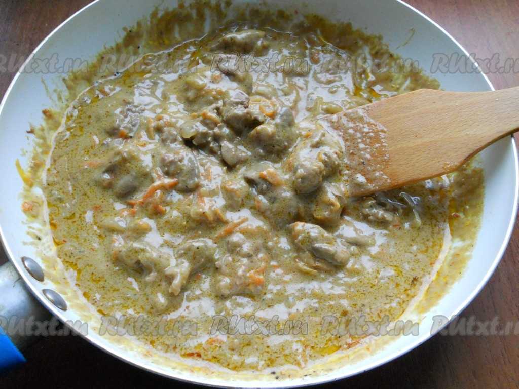 Куриная печень жареная с луком на сковороде