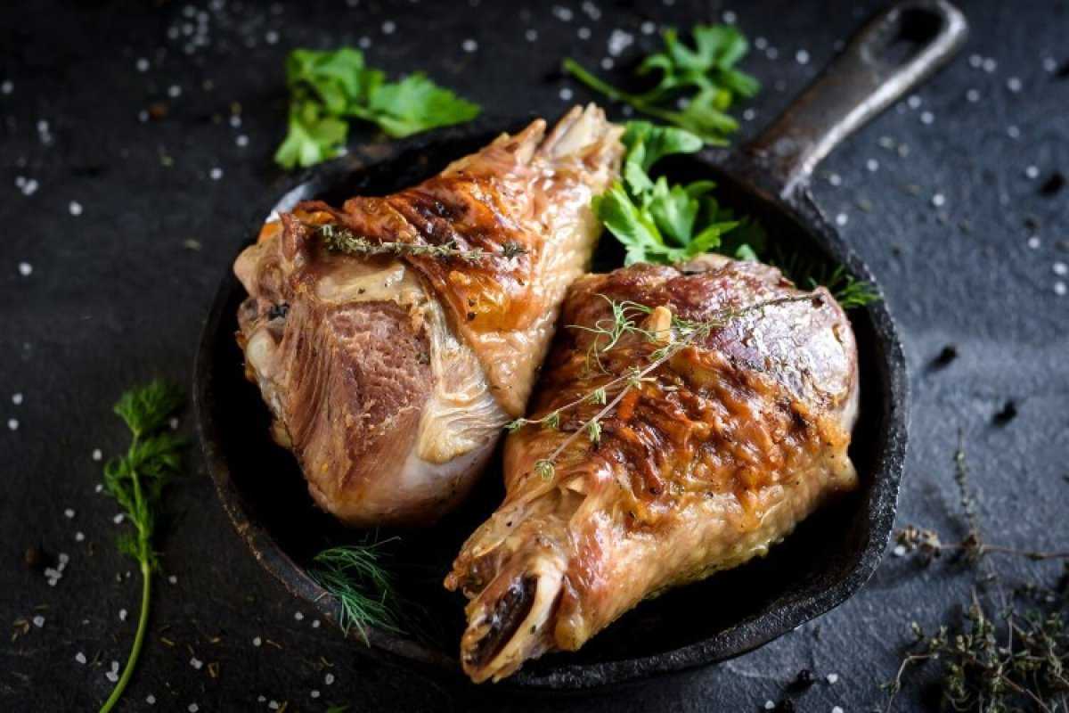 Голень индейки, запеченная в рукаве – истинное наслаждение Так как мясо достаточно нежное, увлекаться долгим маринованием или запеканием совсем не нужно Готовое блюдо выходит сочное, мягкое и легкое для желудка Издавна индейка считается диетическим нежирн