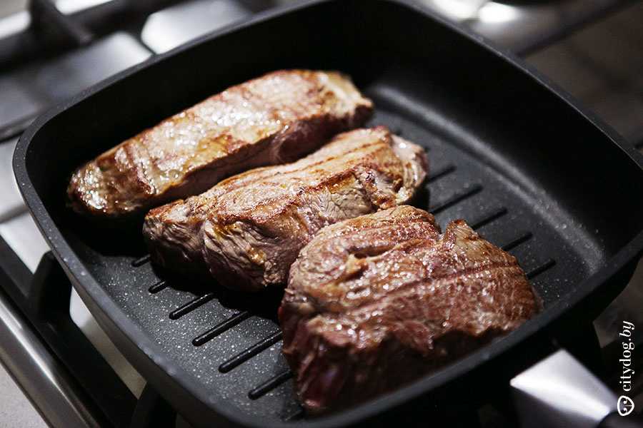 Для истинных поклонников мяса в самом простом и вкусном варианте представляю этот рецепт Если вы не знаете, какое блюдо подать к ужину или на обед, берите на заметку эту потрясающую идею