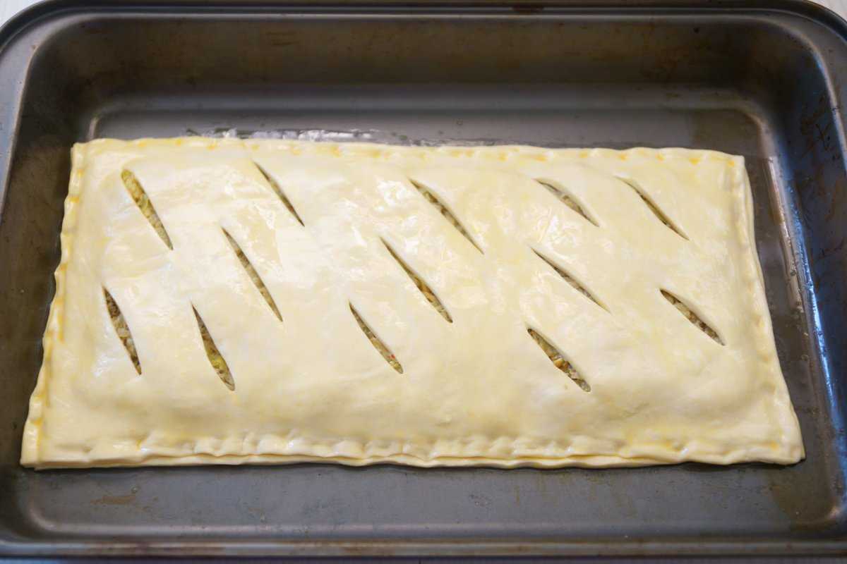 Пирог с капустой из слоеного дрожжевого теста в духовке