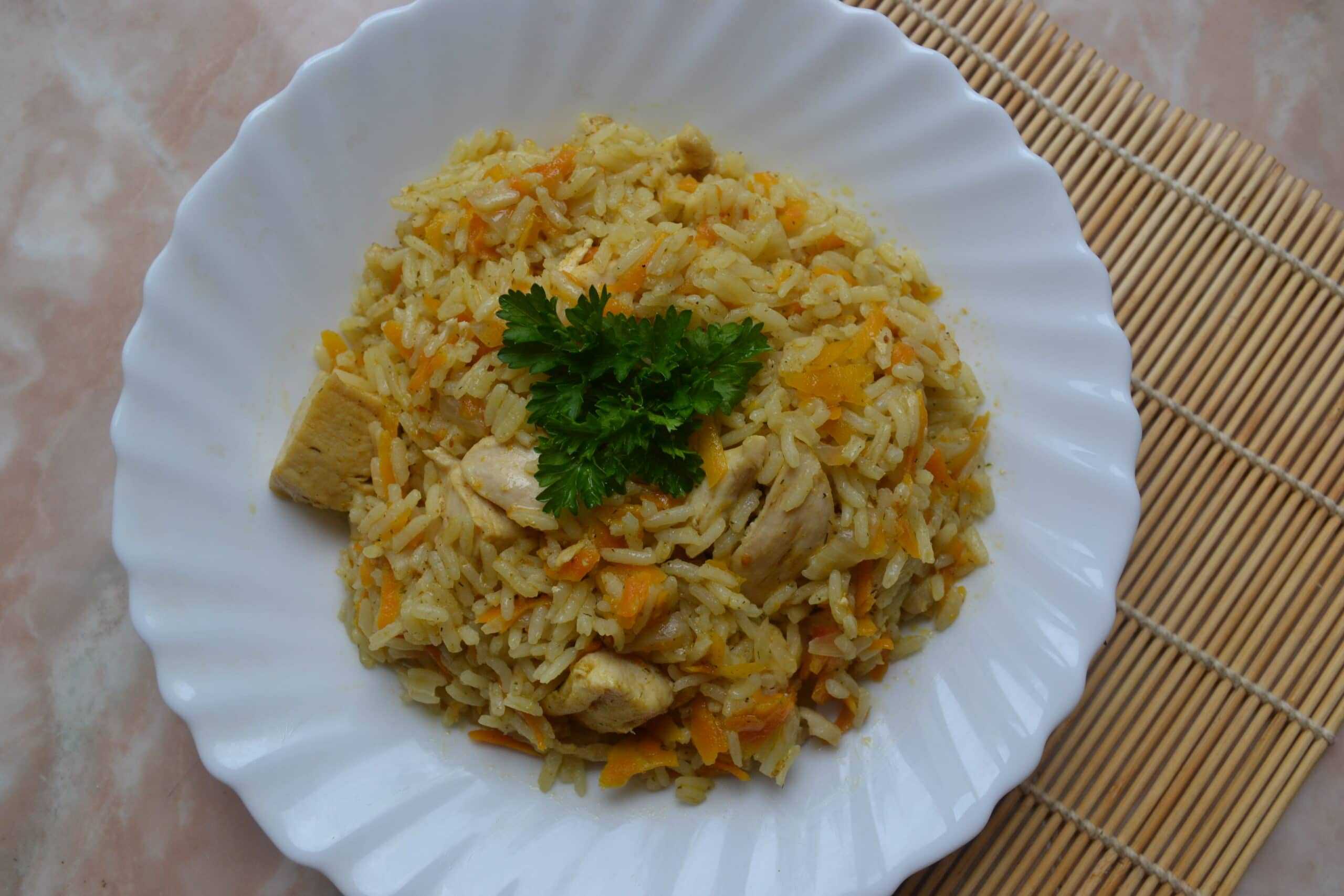 Вкусный плов из свинины на плите в кастрюле и казане