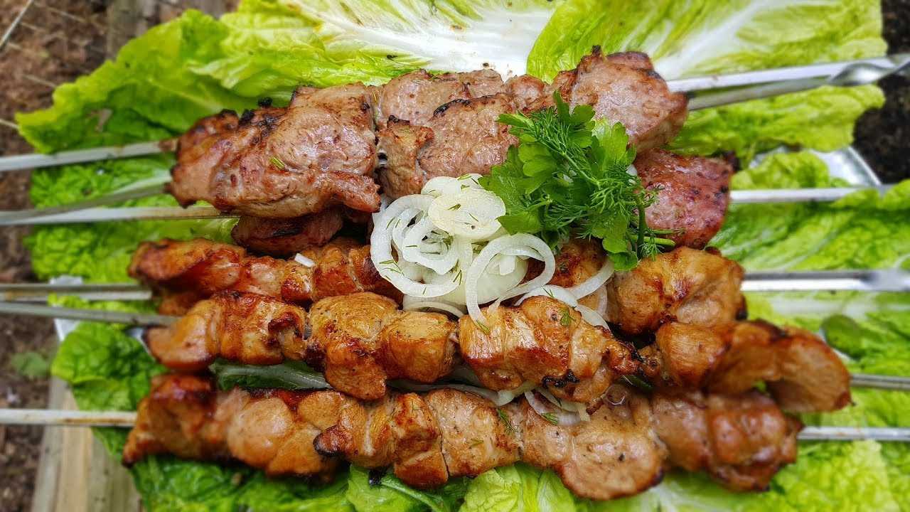Вариантов маринования мяса для шашлыка существует бесчисленное количество, но именно для свинины, на мой взгляд, очень хорошо подходит пиво — шашлык из свинины в пиве получается очень пикантным и в то же время сочным, ароматным Попробуйте сами