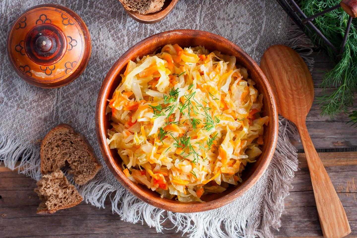Тушеная капуста — 10 очень вкусных классических рецептов