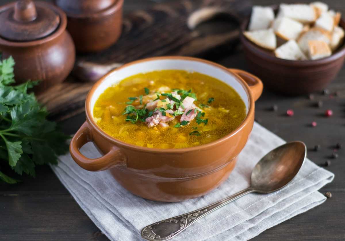 Узнай как вкусно приготовить гороховый суп с беконом и свиными ребрышками дома самостоятельно