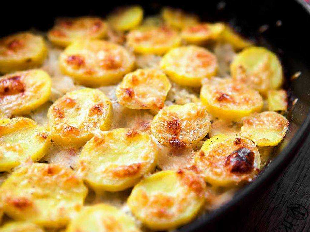 Картошка с колбасой в духовке. пошаговый рецепт с фото