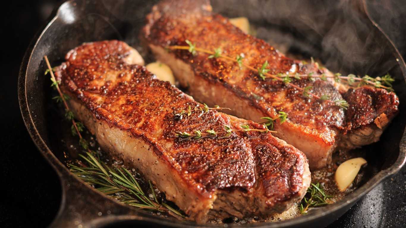 Жареная свинина на сковороде кусочками с луком