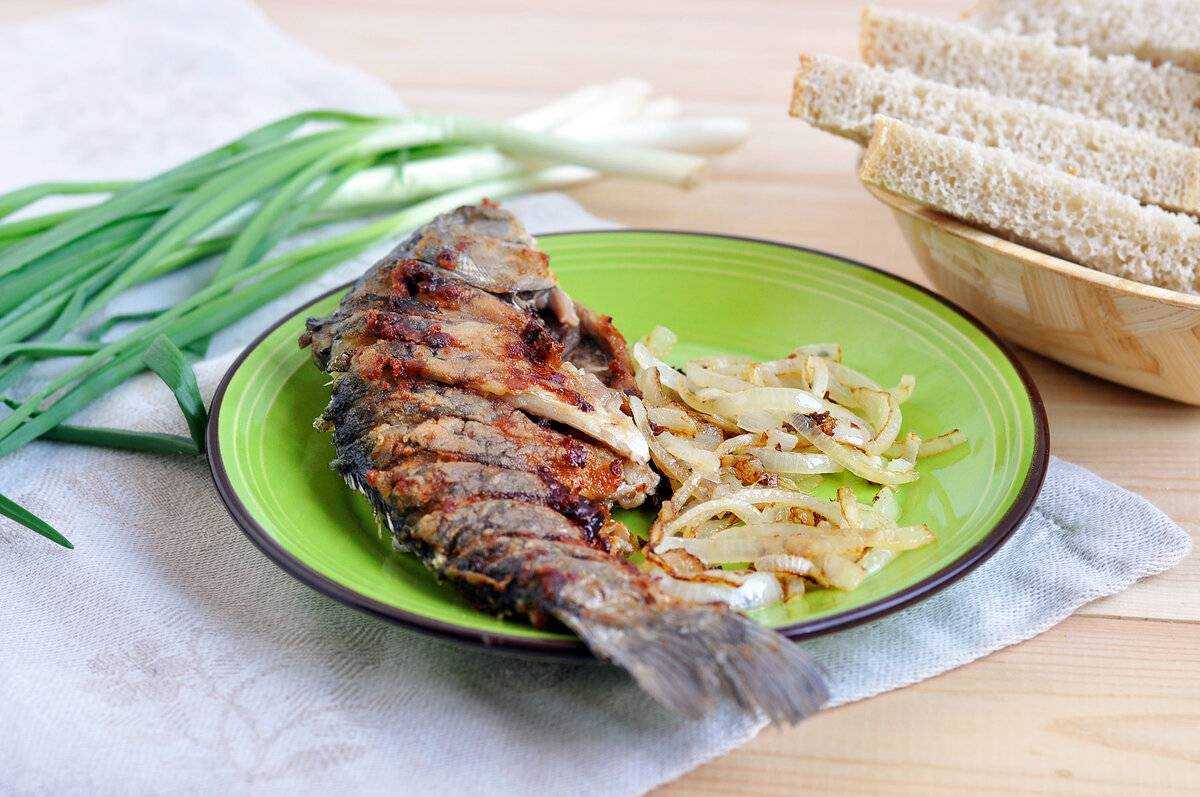 Жареный карась на сковороде в муке рецепт с фото пошагово и видео - 1000.menu