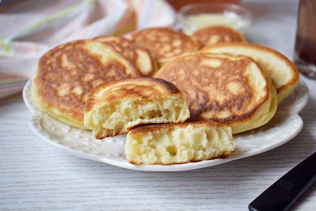 Вкусные оладьи на кислом молоке — 8 лучших рецептов пышных оладушек