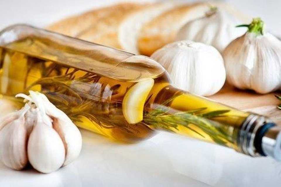 Чесночное масло: полезные свойства и области применения